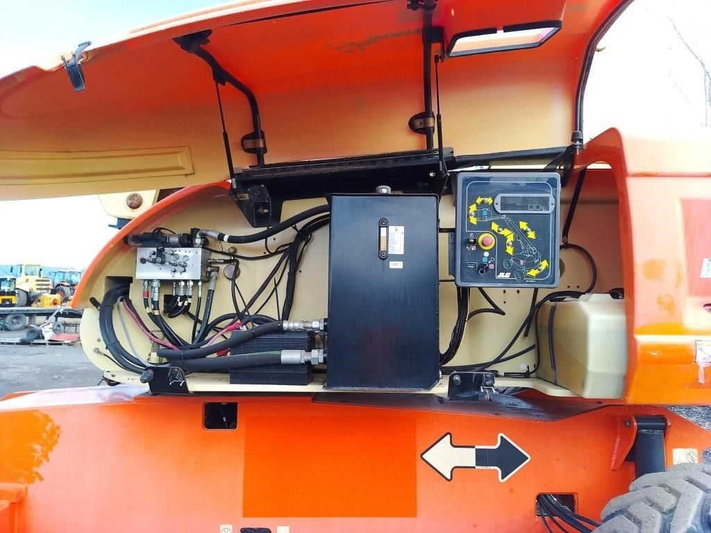 Articulated Boom Lift - View 2